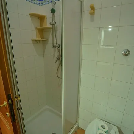 Tranquil Near Museums And Train Station Apartment