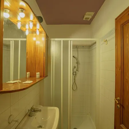 Tranquil Near Museums And Train Station Apartment